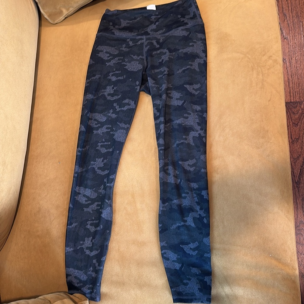 What's better than Camo/ Camo with gray vs tan. NWOT Fabletics Leggins W-Sz XXS👌 - Picture 3 of 4
